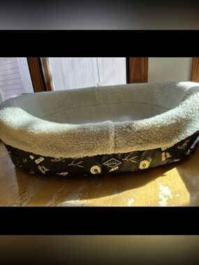 Nicole Miller Best in Show Pet Bed. Plush and Cozy! Unique Limited Design.